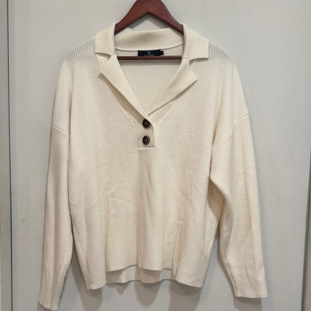 Illusory Medium Chic V-Neck Cream Sweater with Button Accents